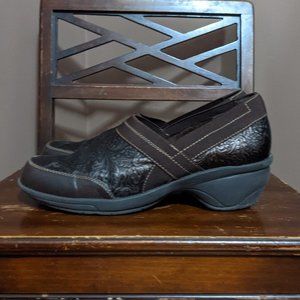 White Mountain Happy Clogs